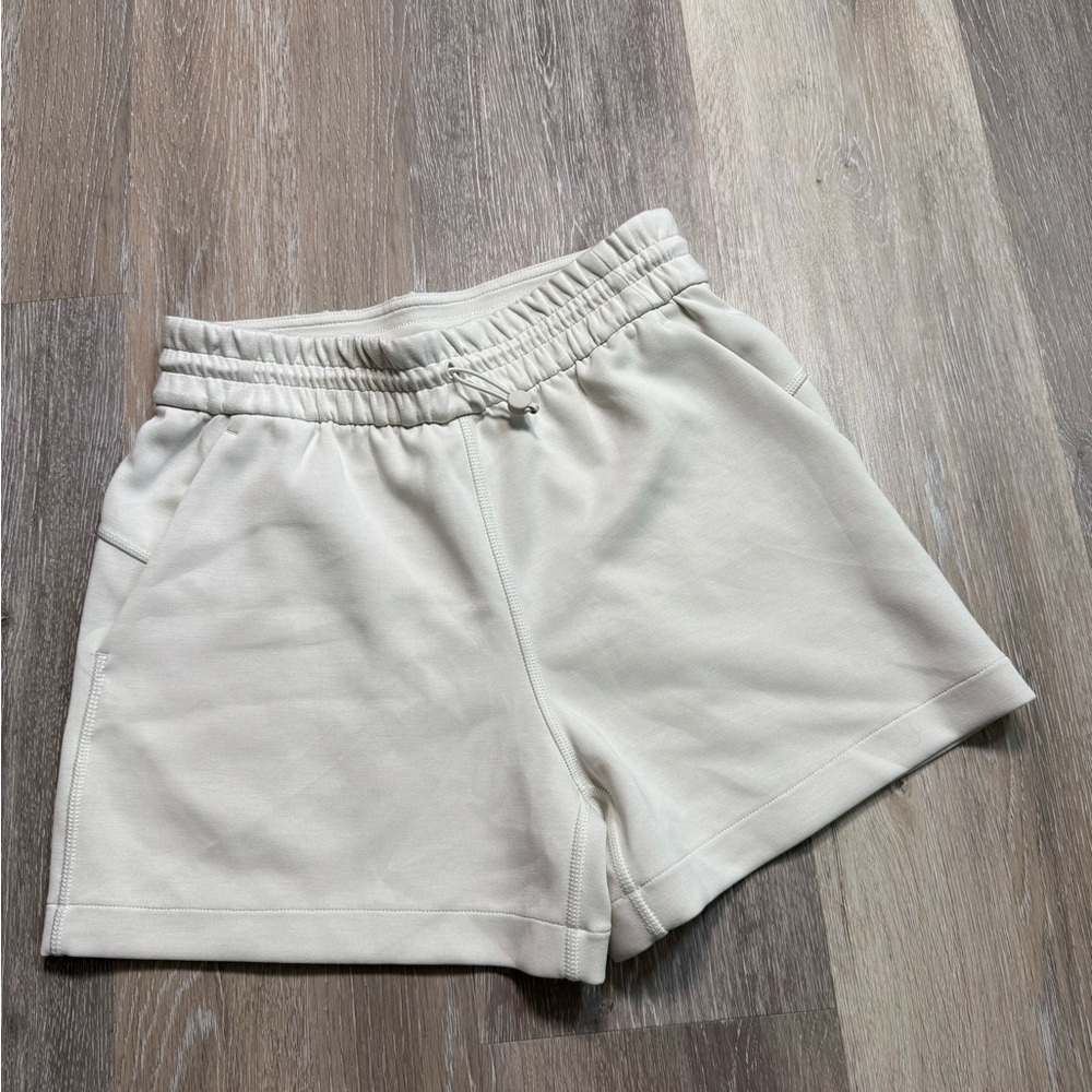Lululemon Softstreme HR Shorts 4"